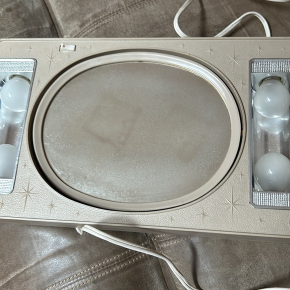 VINTAGE light up makeup mirror - Picture 3 of 13